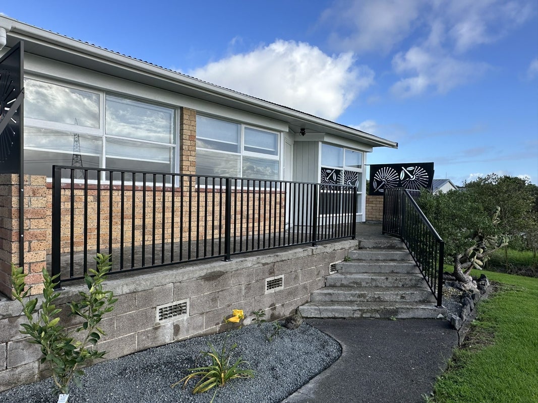 84A Royal View Road, Te Atatu South, Auckland - Carousel 1