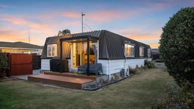 5 Queenspark Drive, Parklands, Christchurch - Carousel 1
