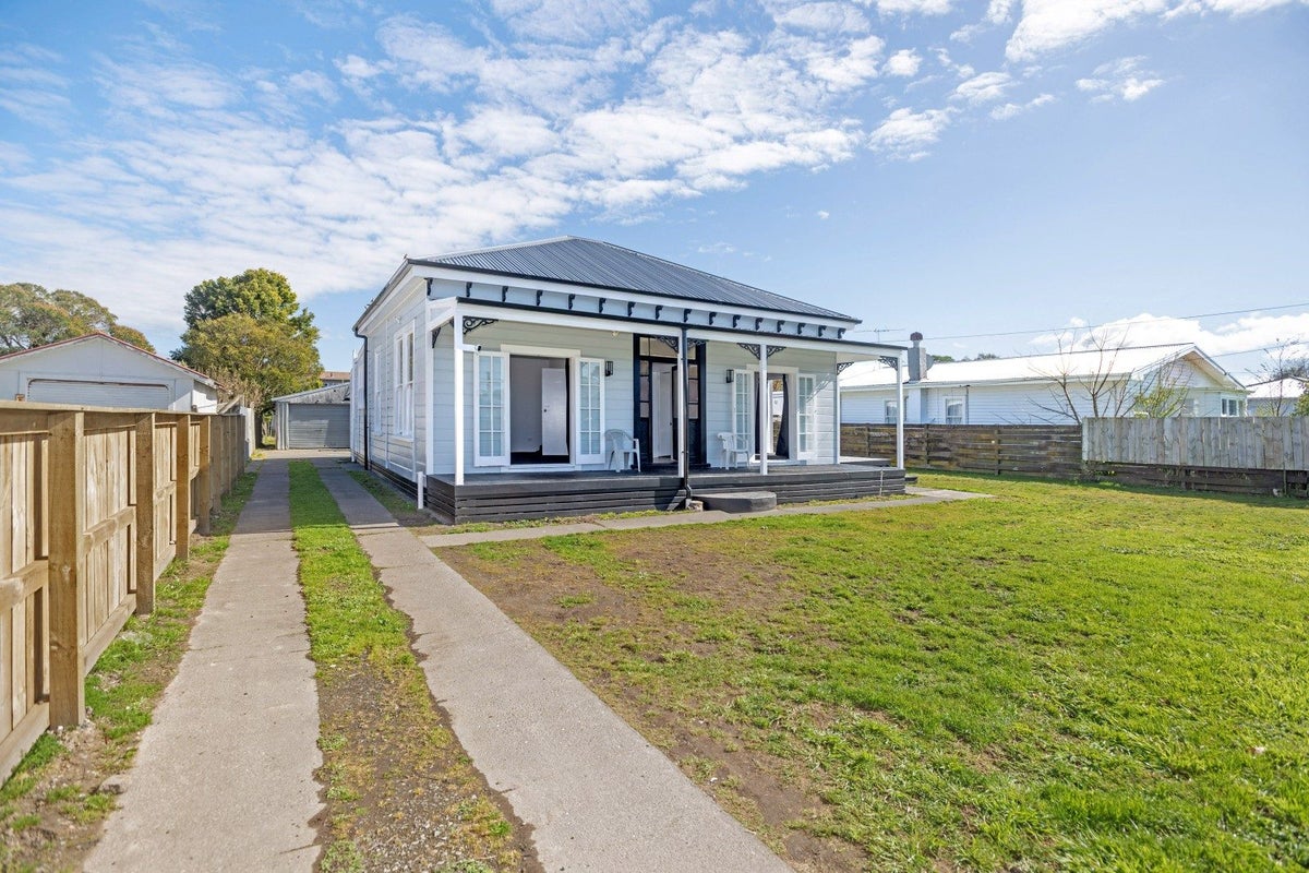 11 Endcliffe Road, Kaiti, Gisborne, Gisborne - Carousel 1