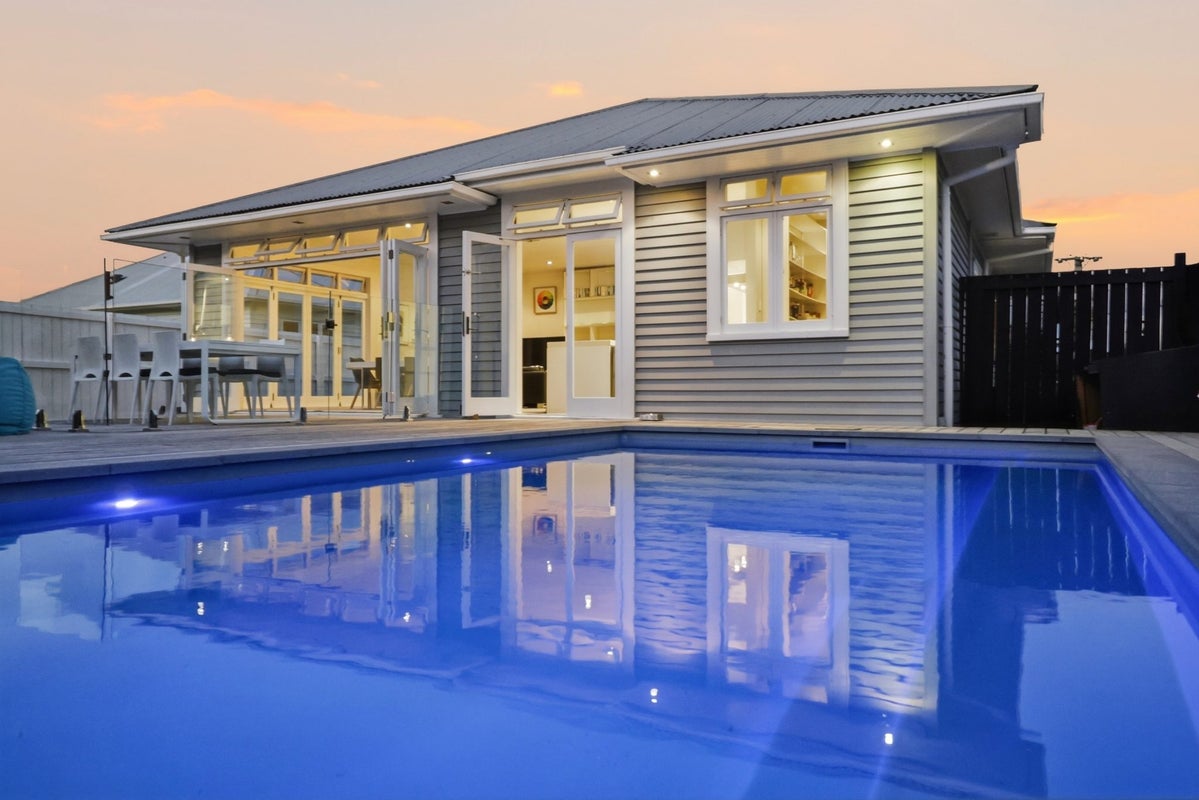 46 Premier Avenue, Point Chevalier, Auckland - Carousel 1