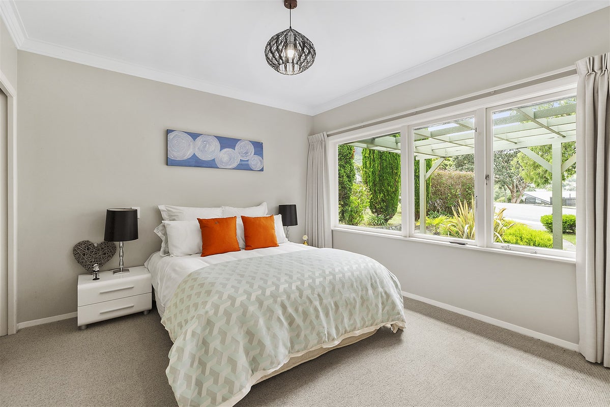 21 Hampton Hill Road, Tawa, Wellington - Carousel 22