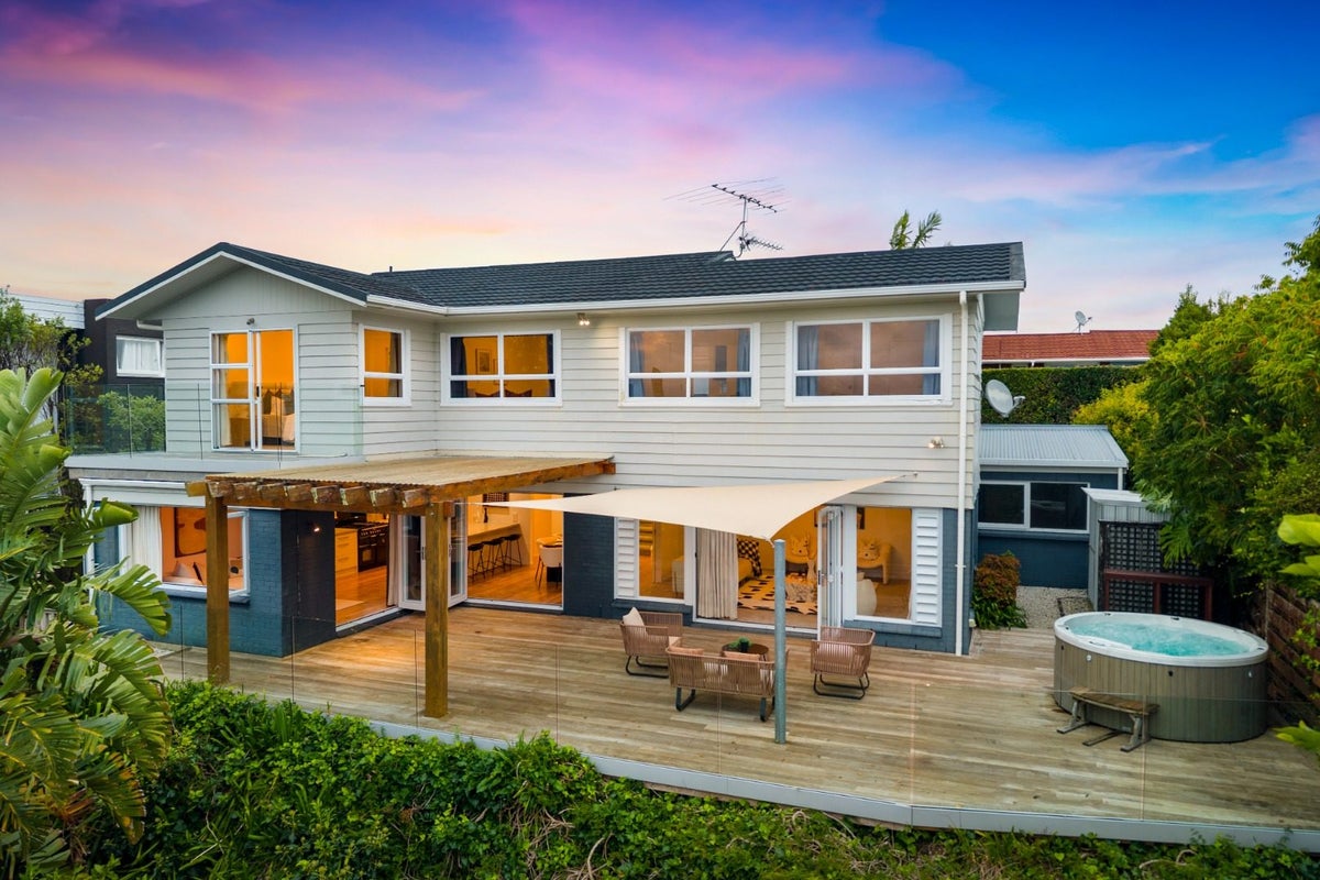 90 Exmouth Road, Northcote, Auckland - Carousel 1