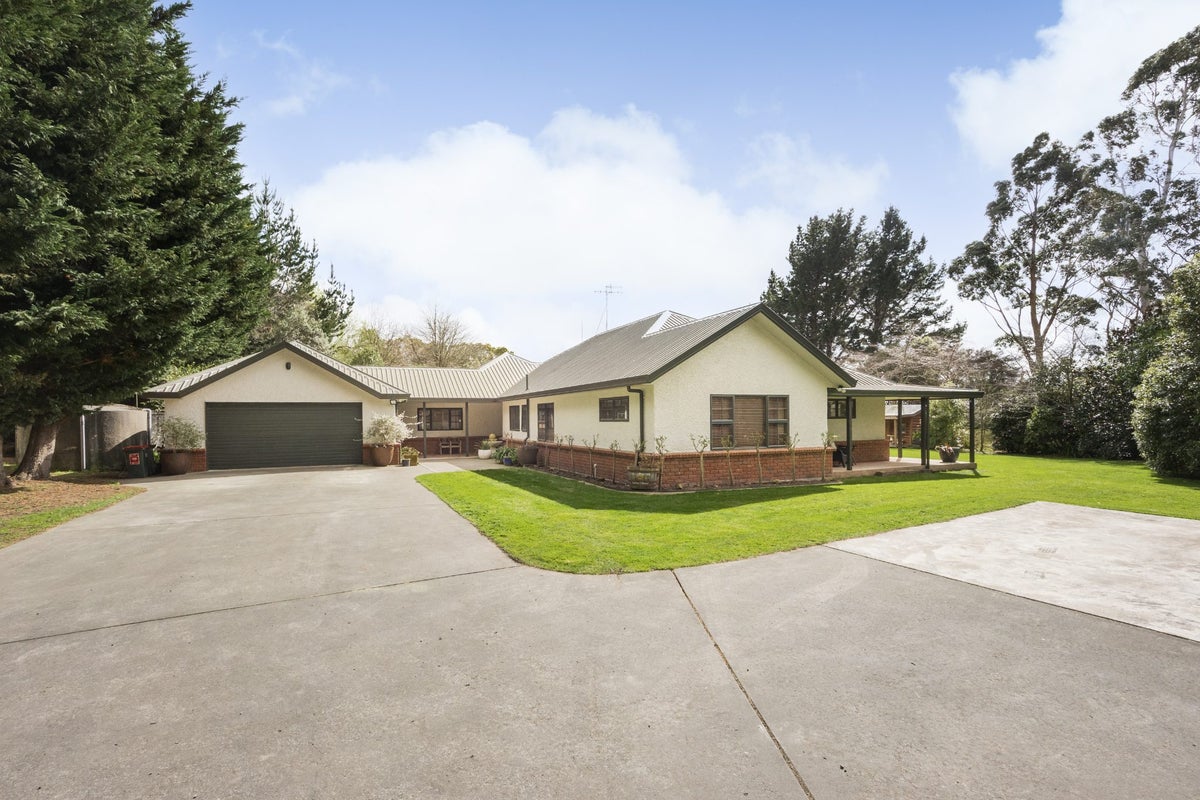 320 Aokautere Drive, Aokautere, Palmerston North, Manawatu / Whanganui - Carousel 2