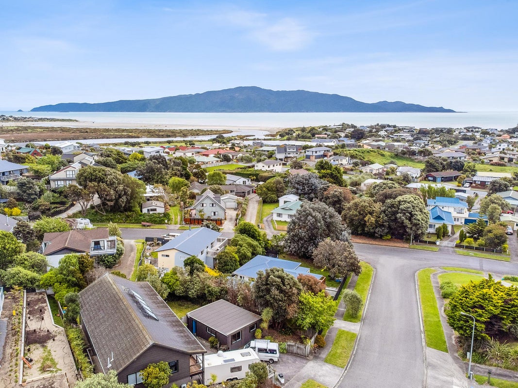 4 Pine Ridge Terrace, Waikanae Beach, Waikanae - Carousel 1