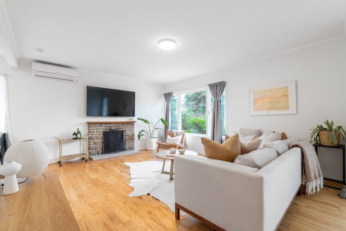 27 Essex Street, Te Atatu South, Auckland - Carousel 2