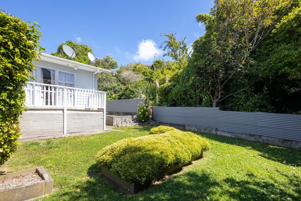 14 Kahikatea Grove, Paparangi, Wellington - Carousel 1