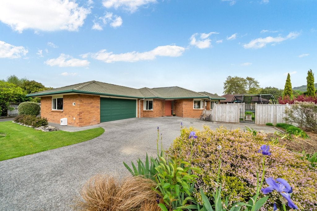 18 Galveston Grove, Totara Park, Upper Hutt - Carousel 2