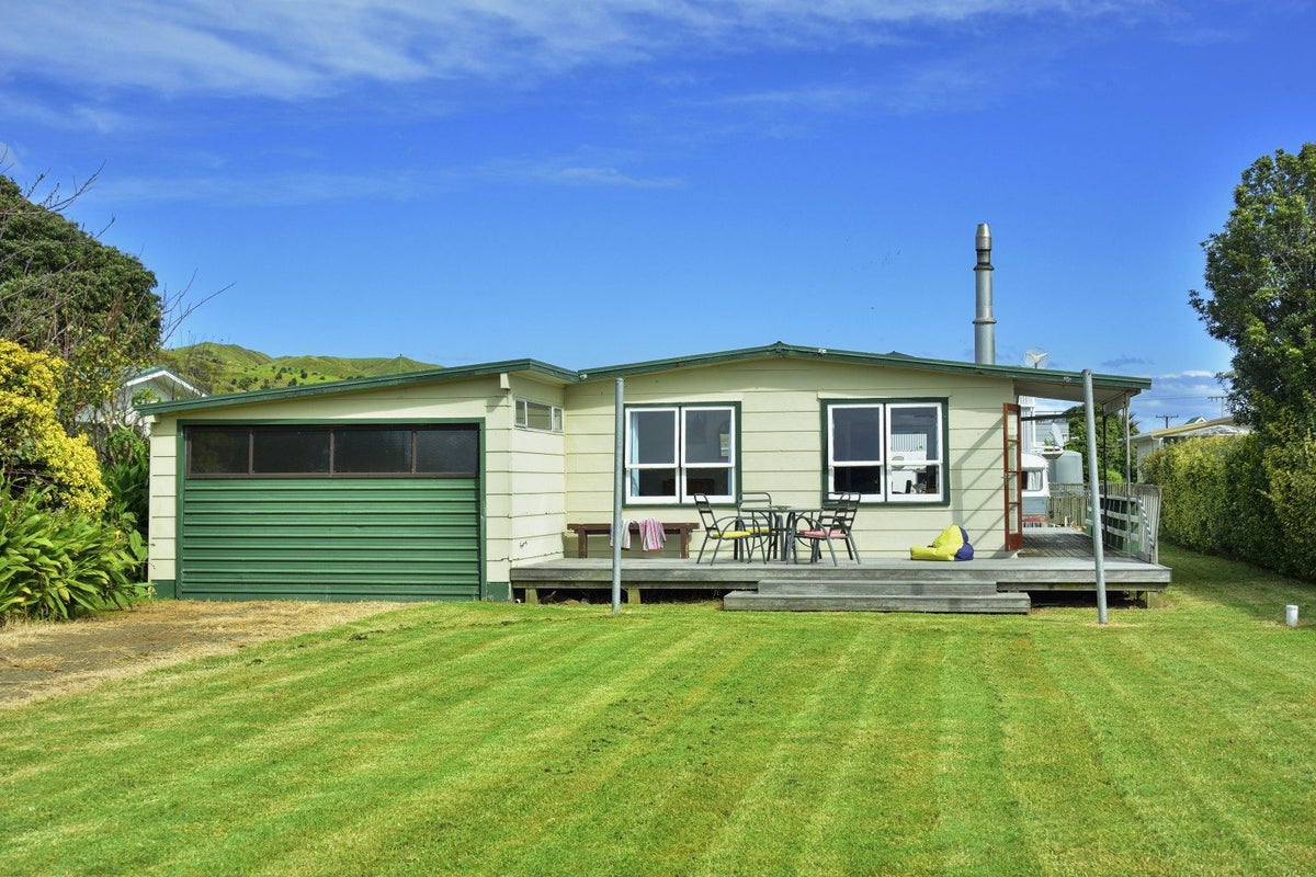 4 Tarakihi crescent , Mahia Beach, Hawkes Bay - Carousel 1