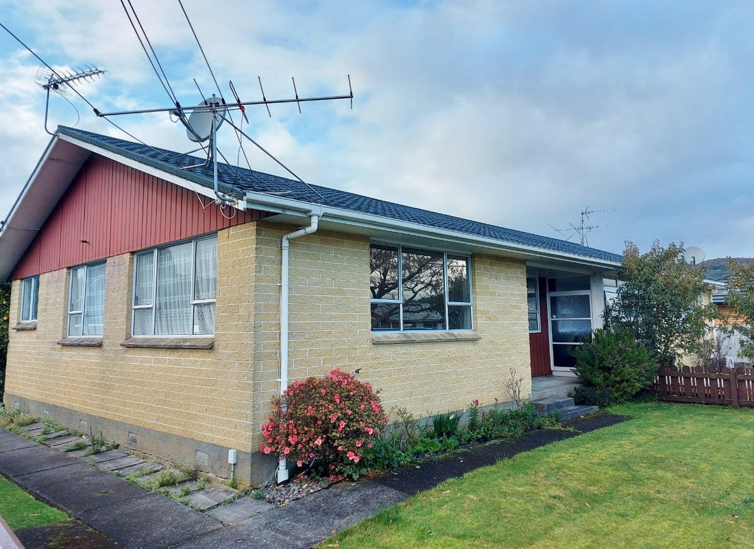 1/4 HAY ST, CENTRAL, UPPER HUTT - Carousel 1