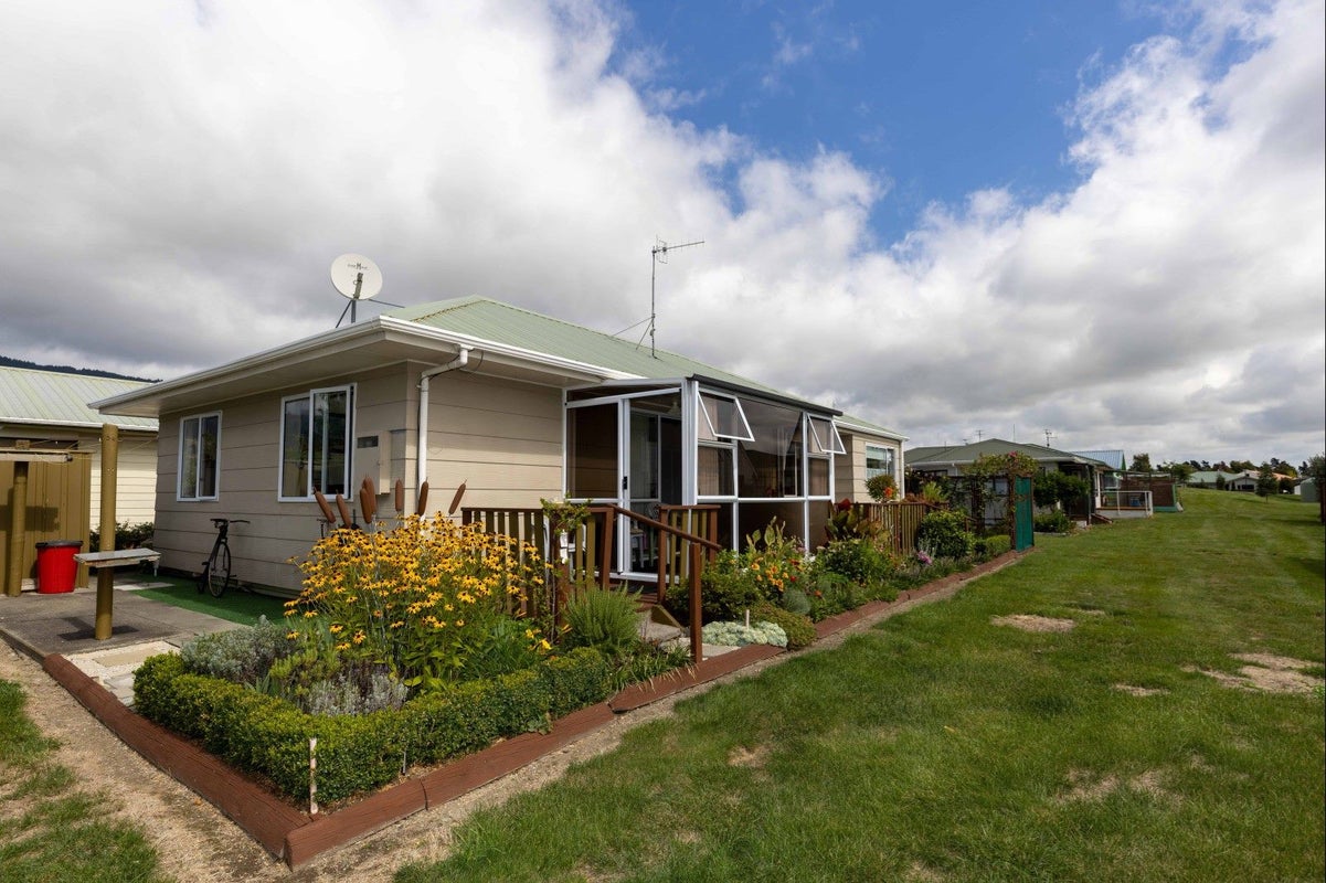 15 Elmsdale Close, Richmond, Richmond - Carousel 1