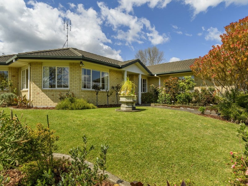 6 Rothesay Lane, Bethlehem, Tauranga - Carousel 1