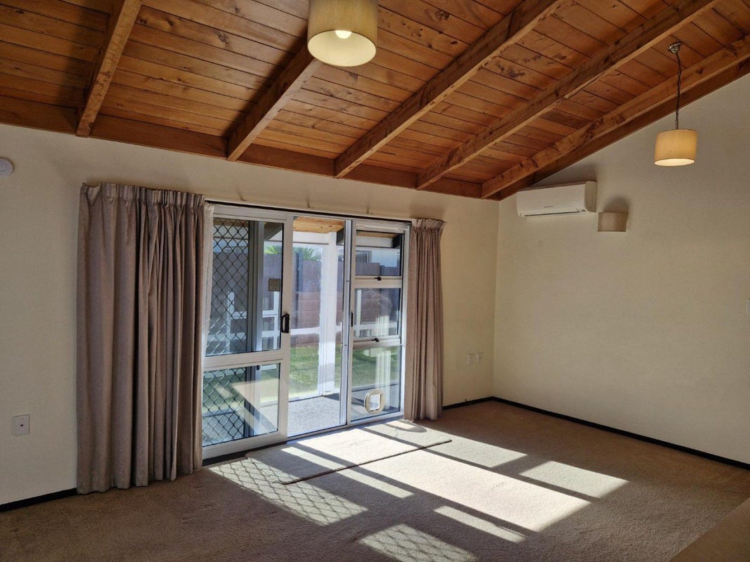 2 Tiverton Crescent, Whalers Gate, New Plymouth - Carousel 2