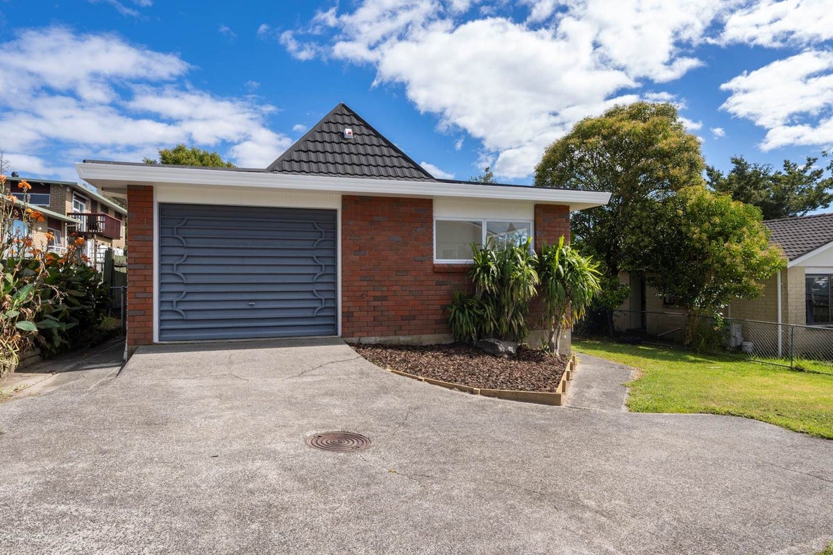 2/8 Kaipatiki Road, Glenfield, Auckland - Carousel 1