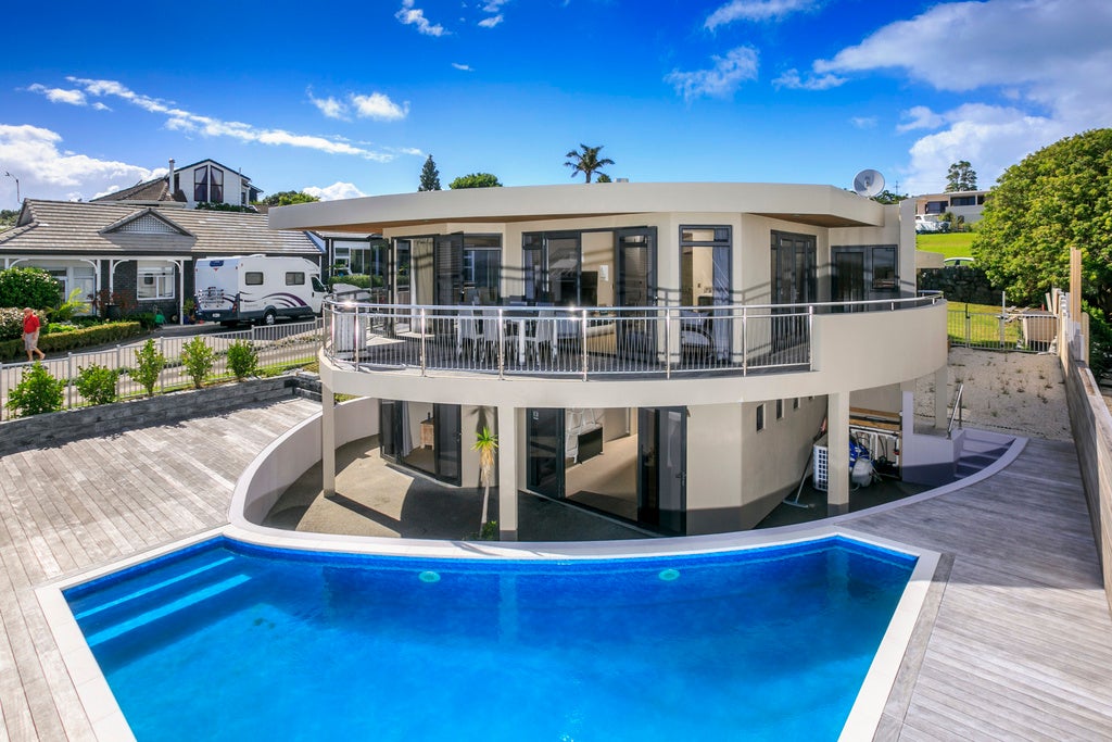 18 Pacific Parade, Army Bay, Whangaparaoa - Carousel 1