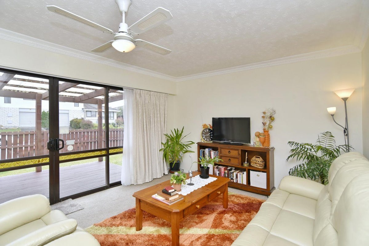 1/2 James Condon Place, Redwood, Christchurch - Carousel 2