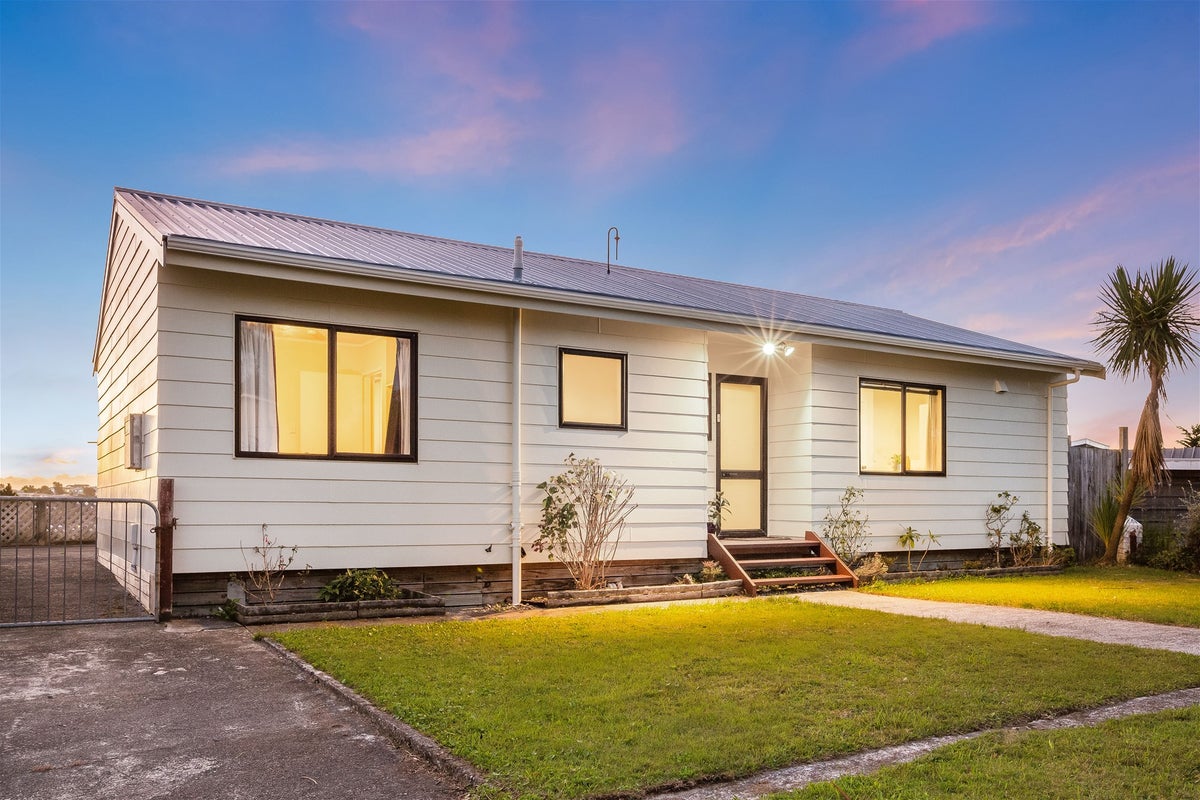 17 The Bollard, Whitby, Porirua - Carousel 1