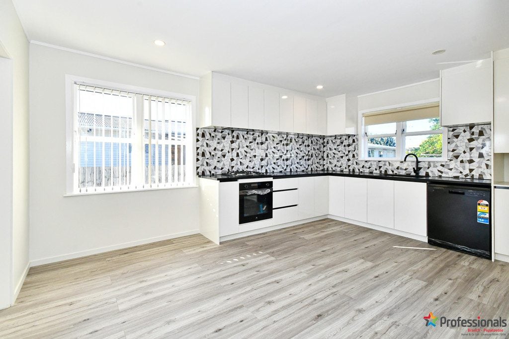 22 Lyncroft Street, Mangere East, Auckland - Carousel 2