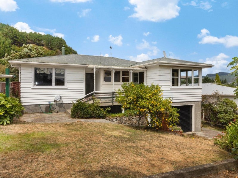 57 Raroa Terrace, Tawa, Wellington - Carousel 2
