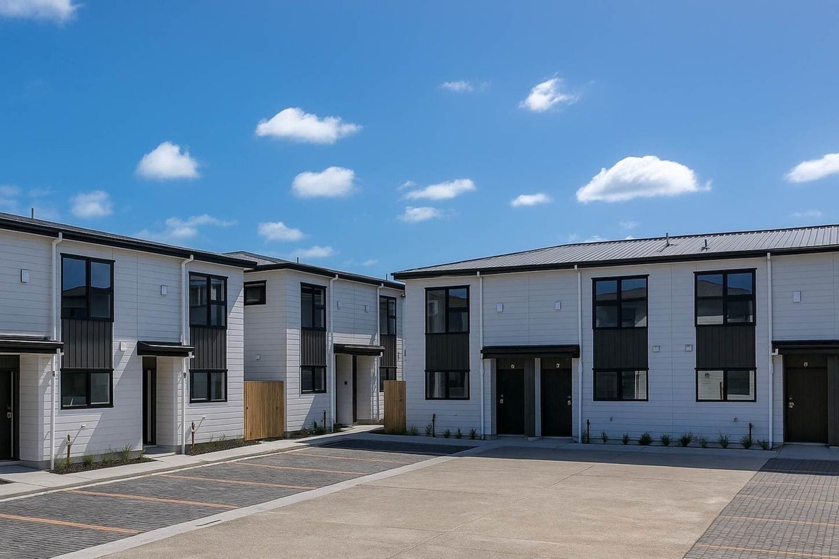 14/32 Tapuwae Way, Mangere Bridge, Auckland - Carousel 1
