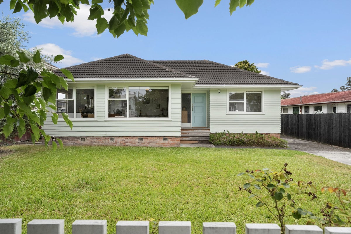 24 Tamariki Avenue, Kelston, Auckland - Carousel 1