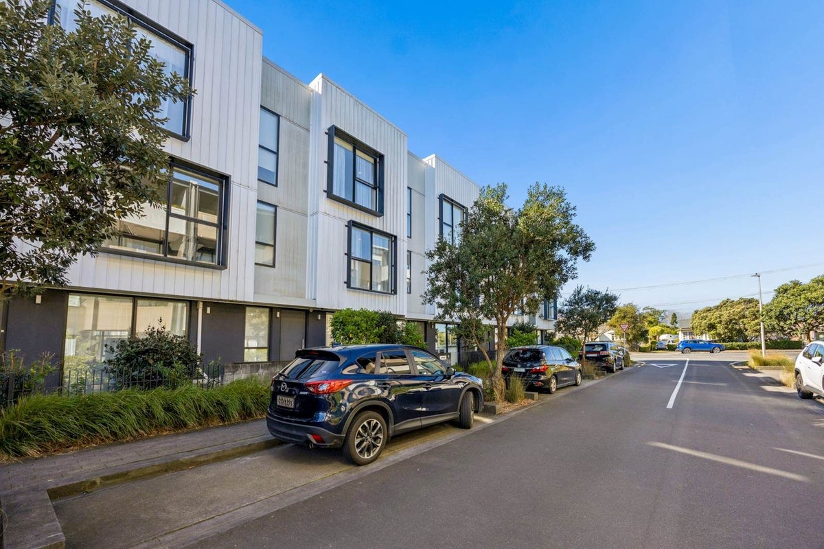8 Kimiora Street, Three Kings, Auckland - Carousel 1