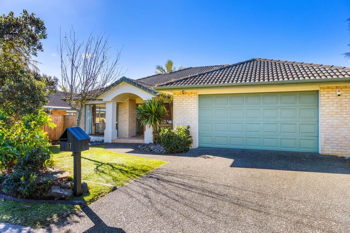 17 Summerland Drive, Henderson, Waitakere City, Auckland - Carousel 1