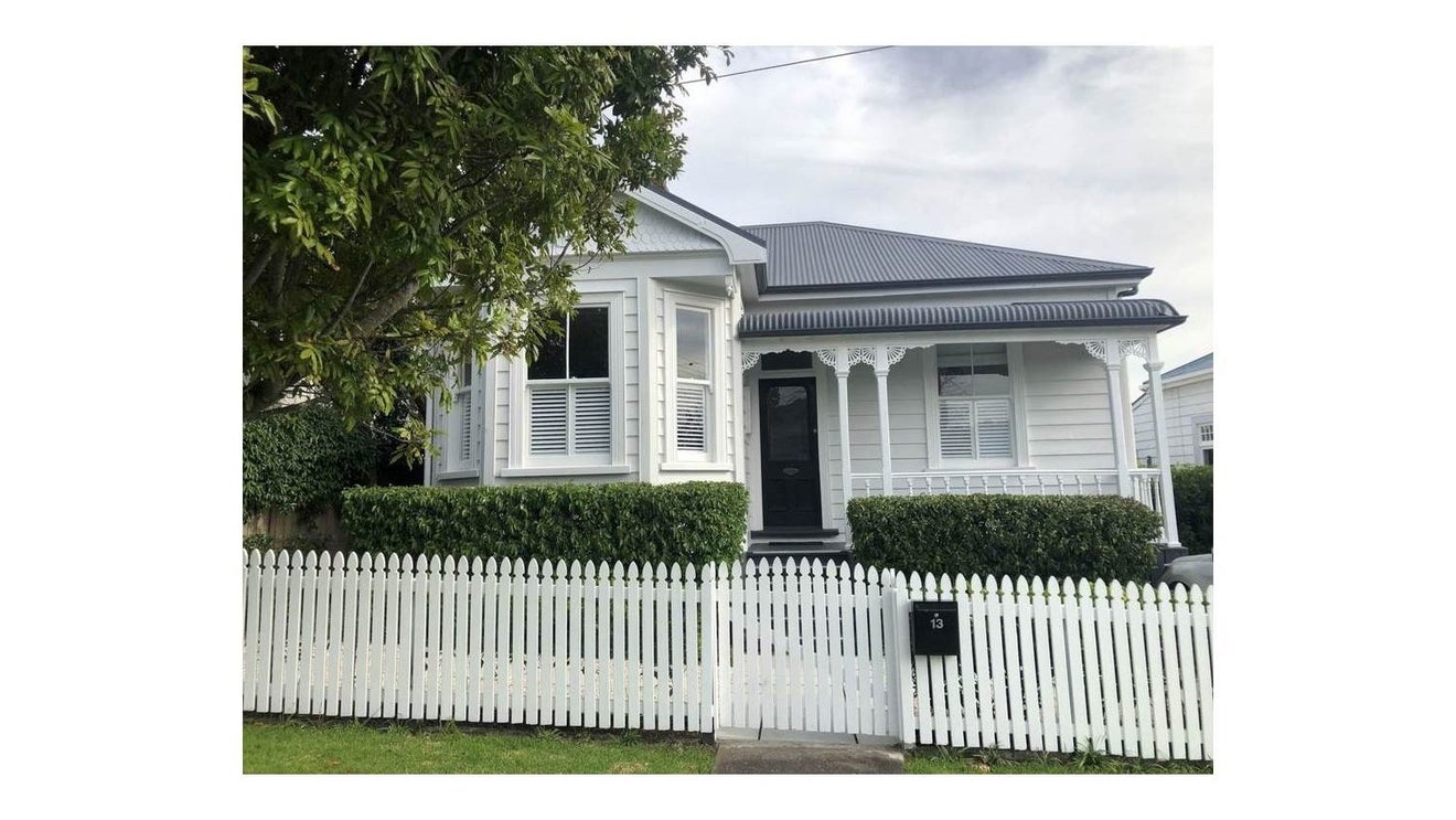 13 Roslyn Terrace, Stanley Point, Auckland - Carousel 1
