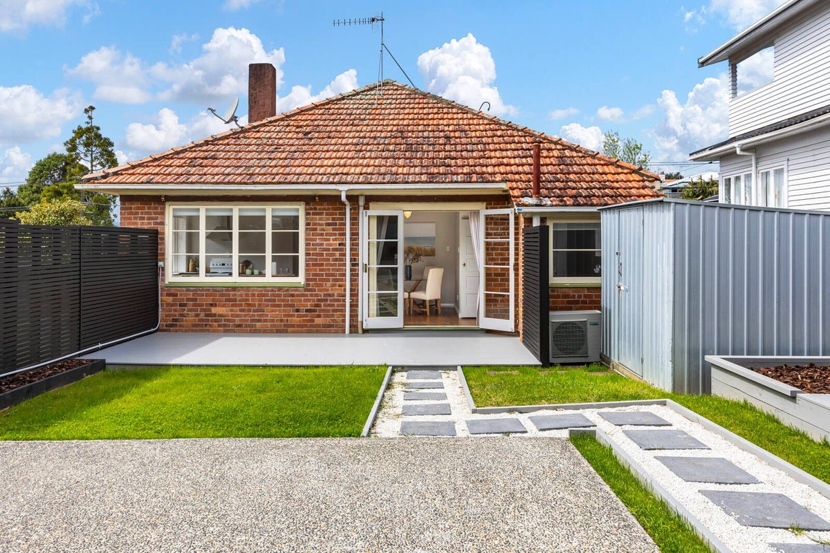 5 Mons Avenue, Mount Roskill, Auckland - Carousel 2