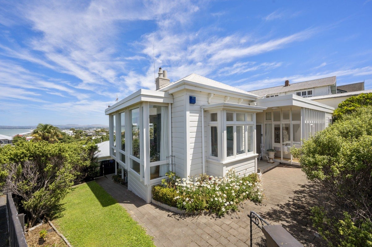 18 Lighthouse Road, Bluff Hill, Napier - Carousel 1