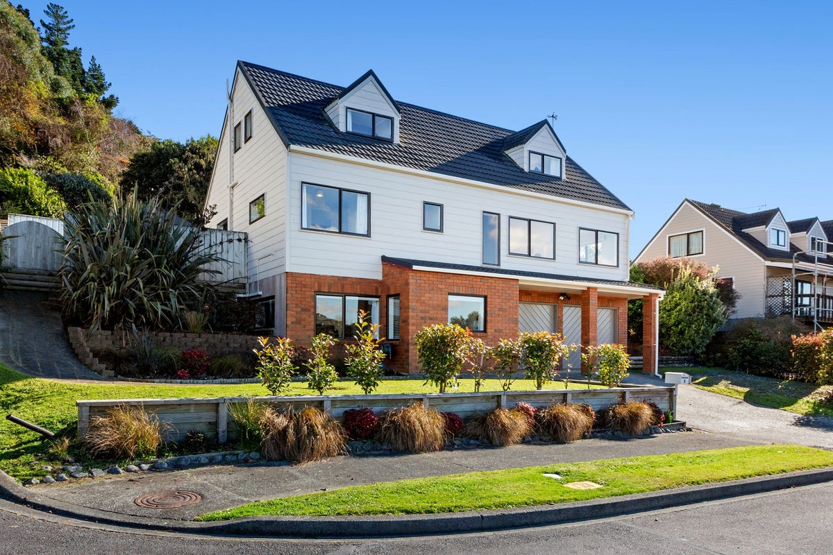 8 Ration Lane, Whitby, Porirua - Carousel 1
