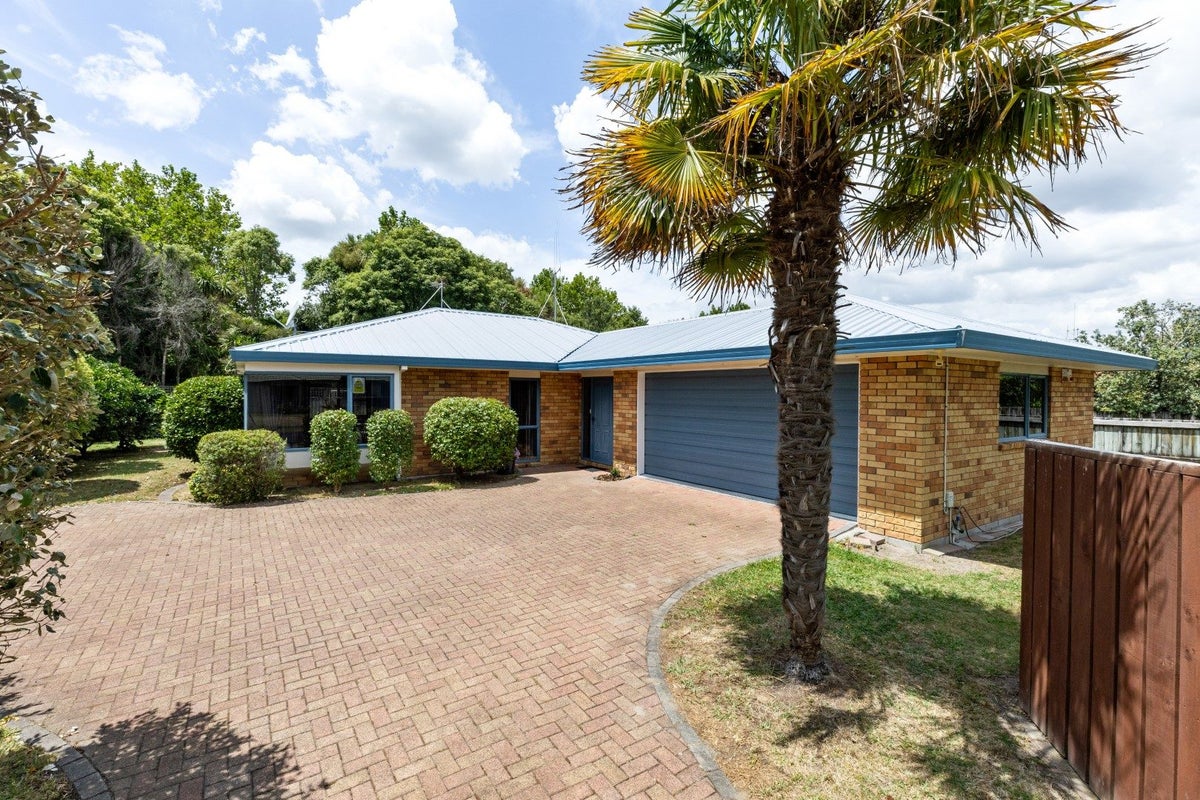 22 Bouverie Crescent, Flagstaff, Hamilton - Carousel 1