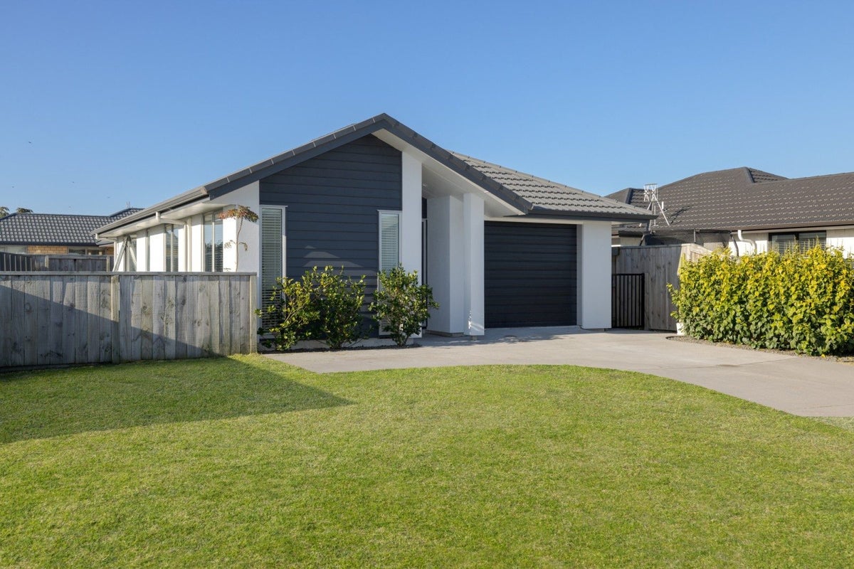 16 Kanapa Close, Papamoa - Carousel 1
