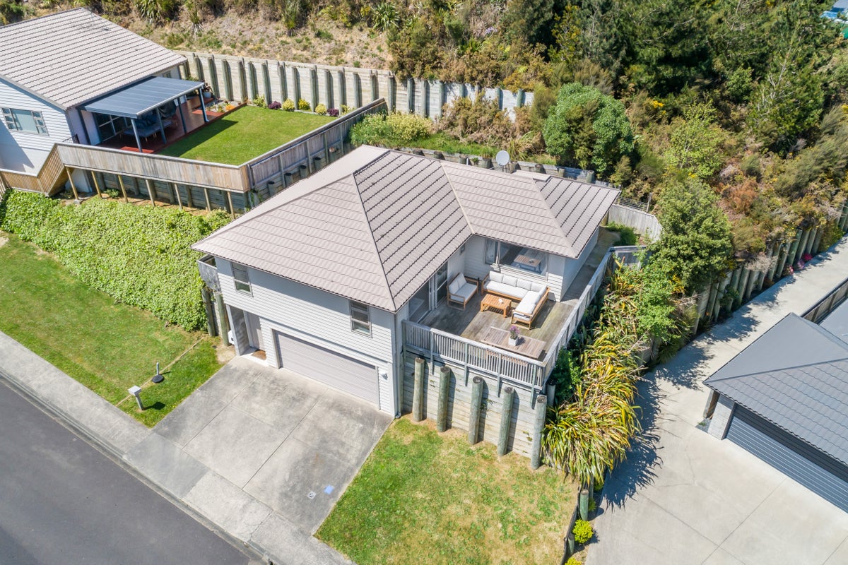8 Speldhurst Grove, Stokes Valley, Lower Hutt - Carousel 1