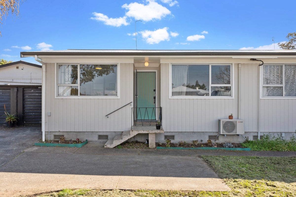 2/1 Sturges Road, Henderson, Auckland - Carousel 1