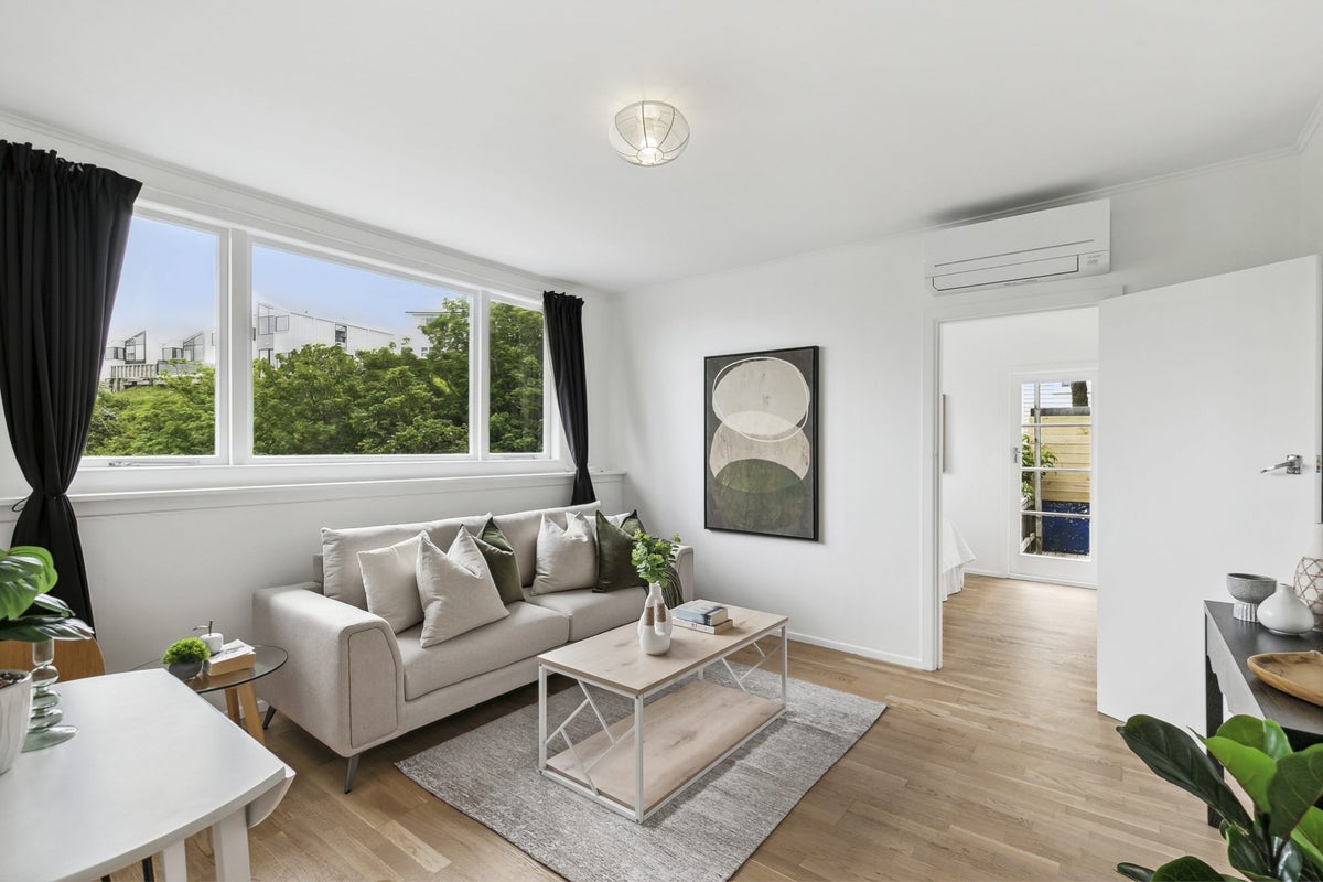 2/8 Mataroa Avenue, Northland, Wellington - Carousel 1