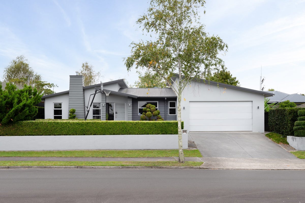 6 Barrington Drive, Huntington, Hamilton - Carousel 1