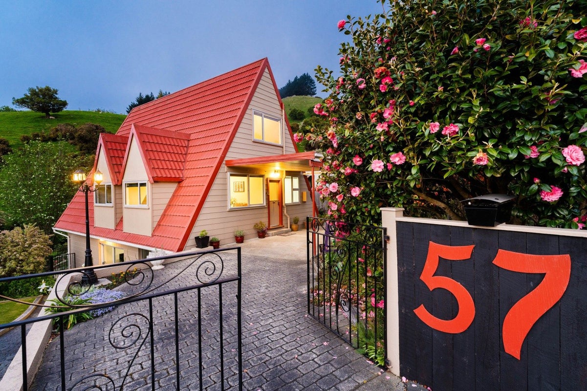 57A Greenacres Street, Macandrew Bay, Dunedin - Carousel 1