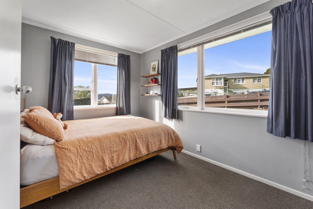 2 Mahinawa Street, Takapuwahia, Porirua - Carousel 19