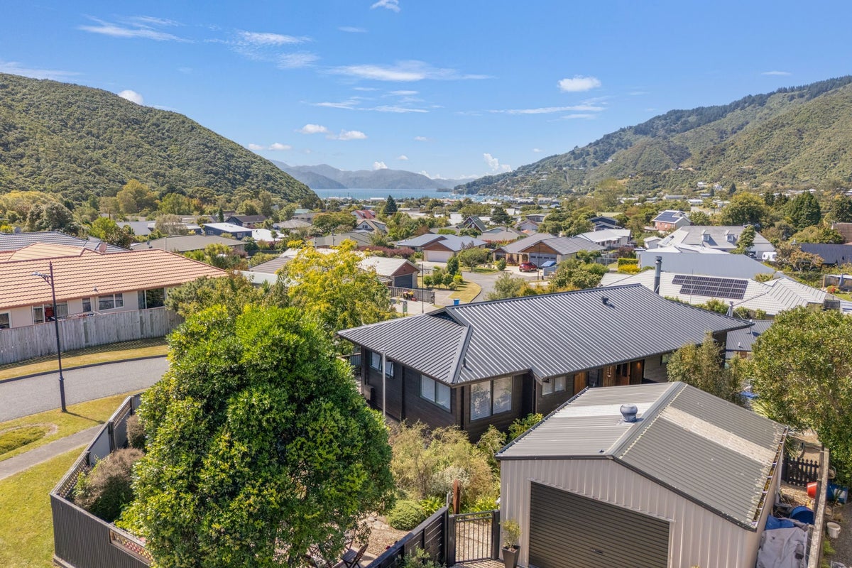 15 Ranui Street, Waikawa, Picton - Carousel 2