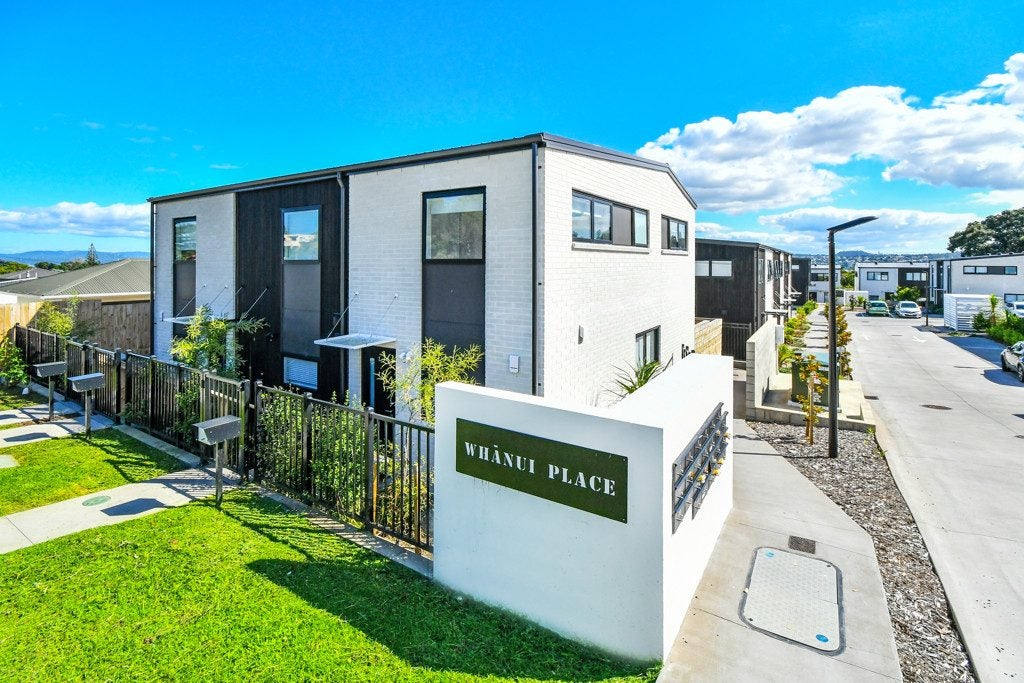2 Whanui Place, Mangere Bridge, Auckland - Carousel 1