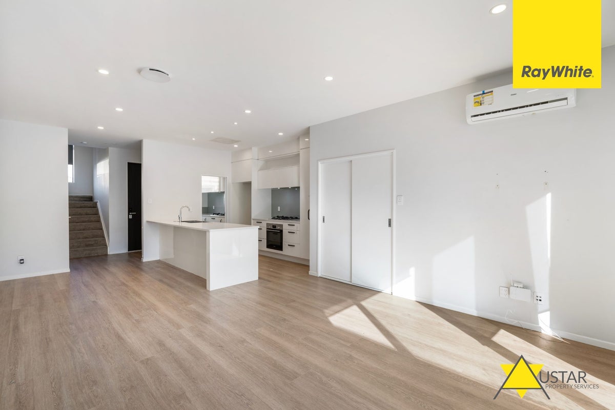 3/3 Kaimai Avenue, Massey, Auckland - Carousel 1