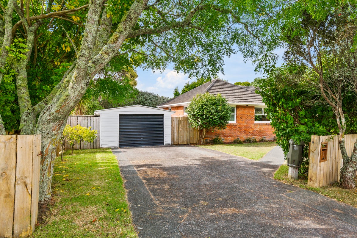 2 Cajero Place, Green Bay, Auckland - Carousel 1