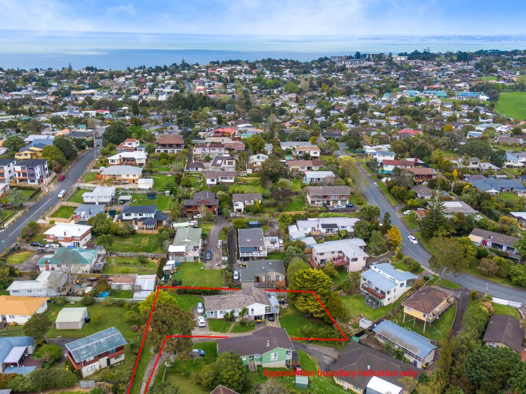 4 Grandison Crescent, New Lynn, Auckland - Carousel 1