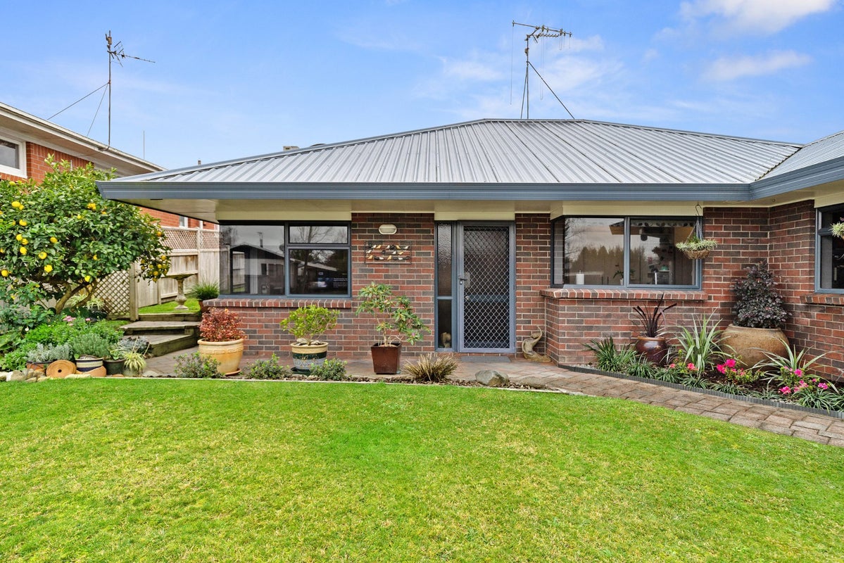 1 Mabian Crescent, Deanwell, Hamilton - Carousel 12