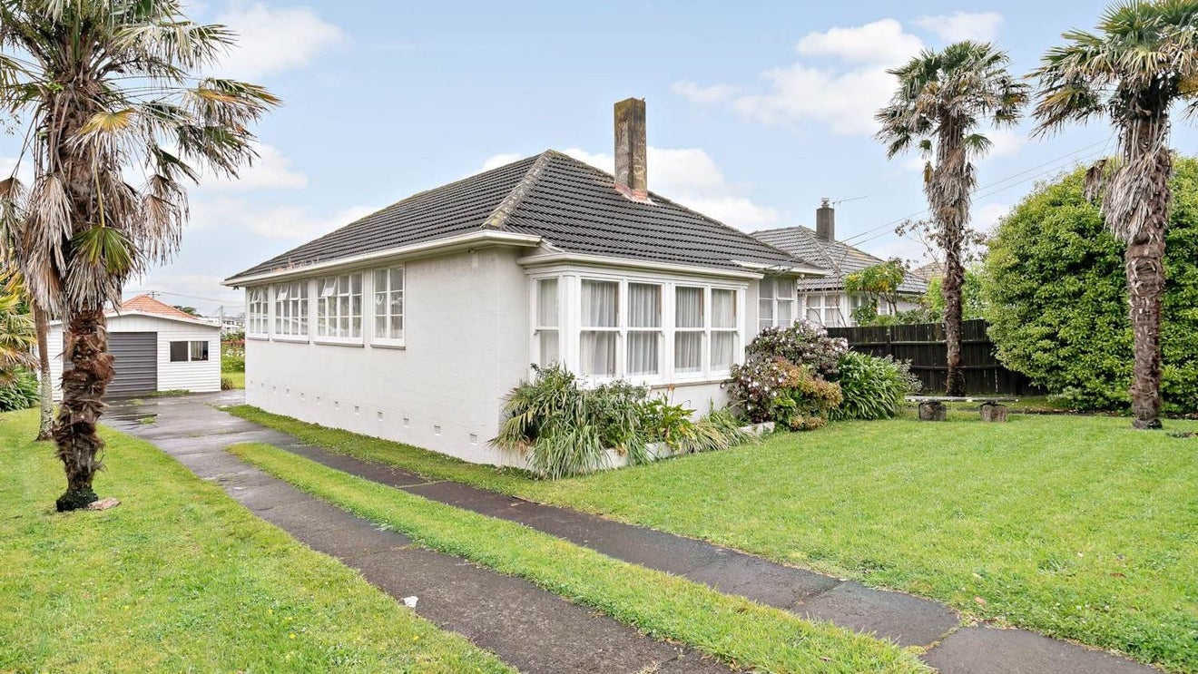 12 Chiltern Crescent, Glen Innes, Auckland - Carousel 1