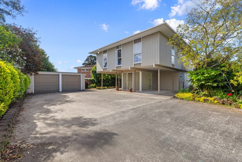 10A Jaemont Avenue, Te Atatu South, Auckland - Carousel 1