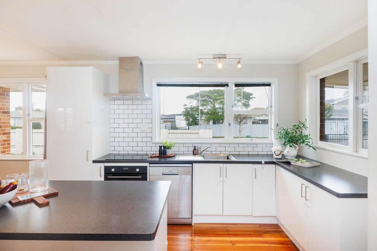 5 Sutherland Crescent, Westbrook, Palmerston North - Carousel 1