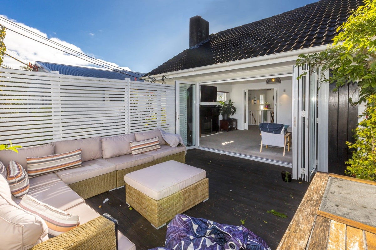 44 Dowling Grove, Silverstream, Upper Hutt - Carousel 2