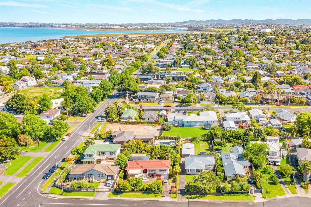4 Mayburn Road, Te Atatu Peninsula, Auckland - Carousel 2
