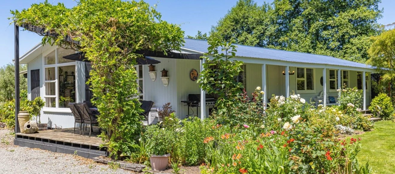 274 High Street North, Carterton - Carousel 2